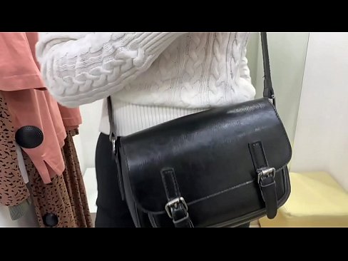 ❤️ فٹنگ روم میں ڈلڈو کے ساتھ نوجوان کتیا فیرل بیری کی عوامی مشت زنی ❤❌  فحش میں ur.osagoassist.ru ﹏